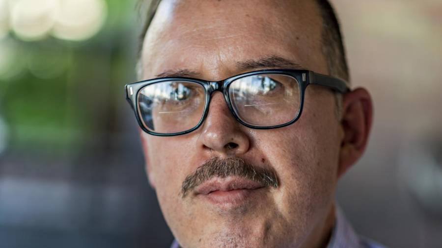 Golpeado suavemente por el sol que se cuela por una ventana en Pour La France, Felipe Rodríguez revive sus tiempos como editor en Vanguardia. Tiempos en los que sin duda dejó huellas imborrables y lecciones que siguen vigentes.