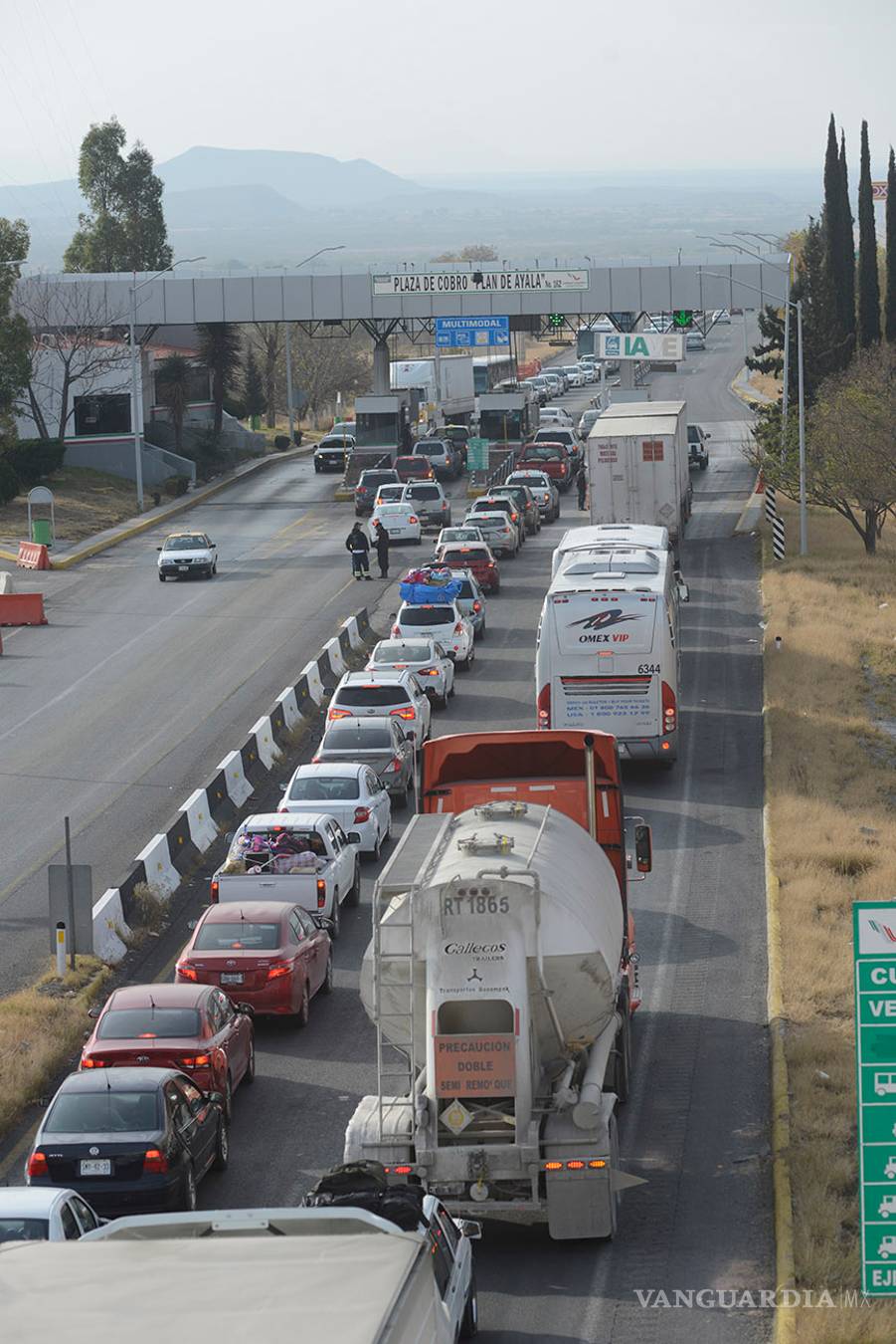 $!Acusan viajeros falta de personal en casetas de cobro