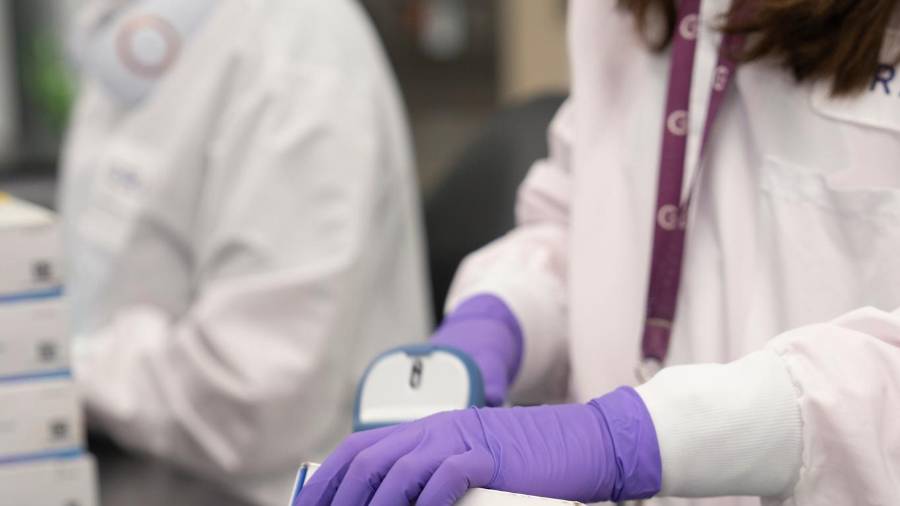 En esta imagen sin fecha, proporcionada por Grail Inc. el martes 22 de septiembre de 2026, aparece un empleado analizando una prueba Galleri para la detección del cáncer.