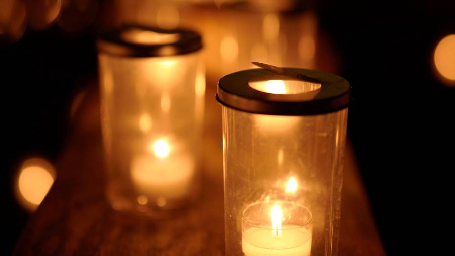 Los frascos de café de vidrio pueden reutilizarse para elaborar faroles decorativos que iluminen los altares durante las celebraciones del Día de Muertos.