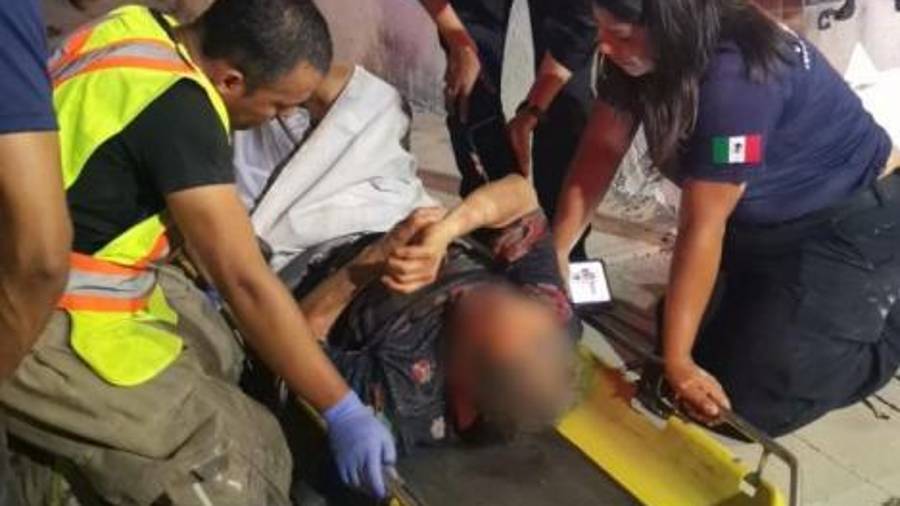 Elementos de la UNIF, Bomberos y Cruz Roja rescataron al adulto mayor ante el riesgo de caída que enfrentaba dentro de la vivienda donde permanecía.