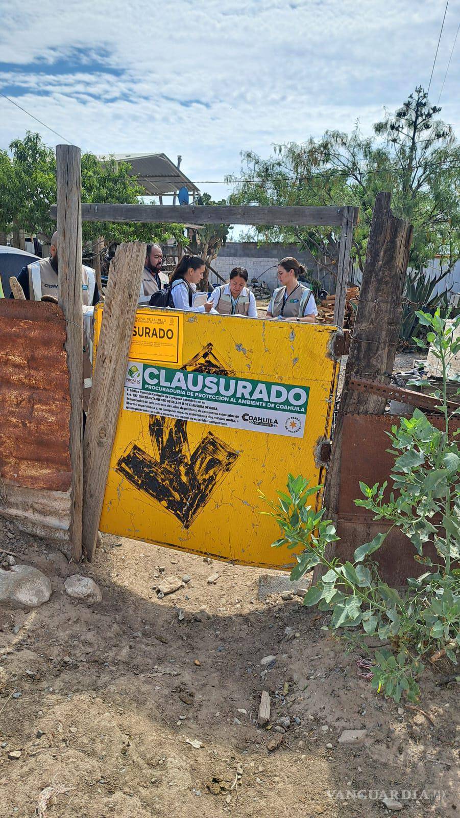 $!Autoridades inspeccionan recicladoras ubicadas sobre la carretera Saltillo-Torreón, donde se detectaron irregularidades.