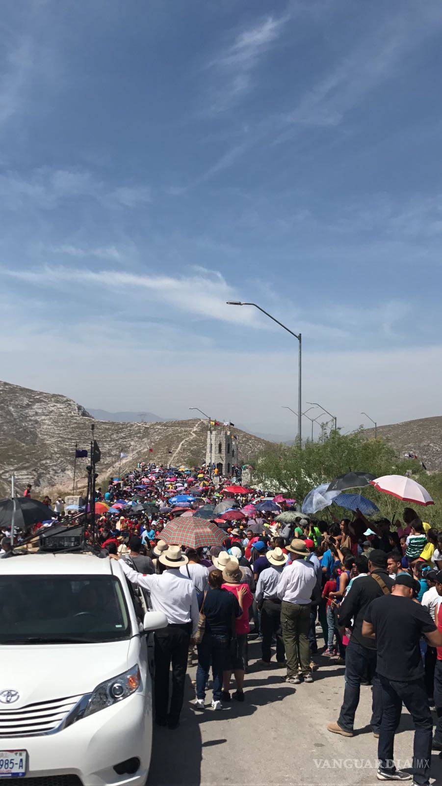 $!Miles de personas acuden al viacrucis del Cristo de las Noas en Torreón
