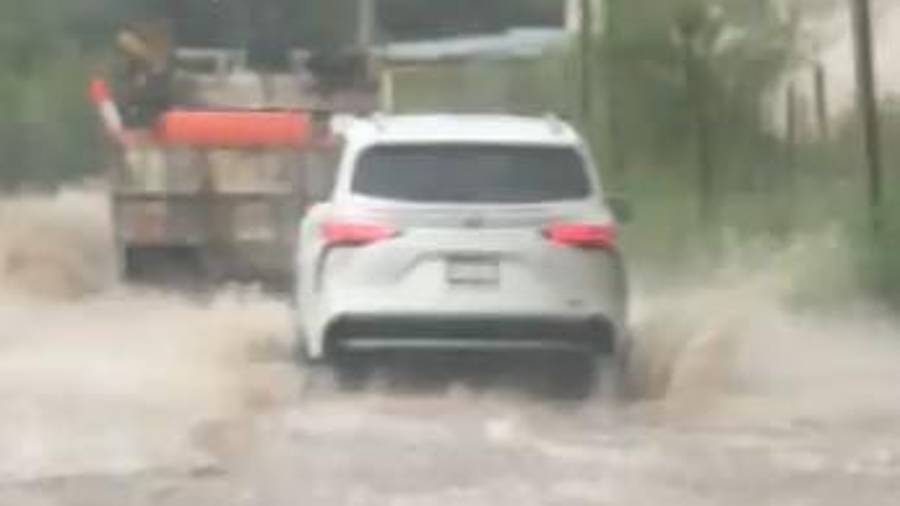 Las precipitaciones dejaron calles inundadas y complicaron la movilidad en distintos sectores de Saltillo.