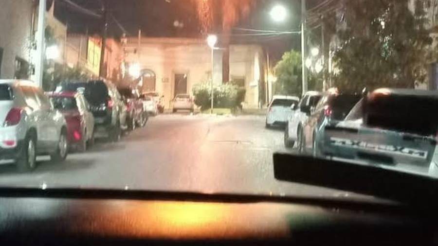 Una palmera se incendió en la Zona Centro de Saltillo tras el uso de pirotecnia durante las celebraciones navideñas, lo que provocó daños a vehículos estacionados en el área.