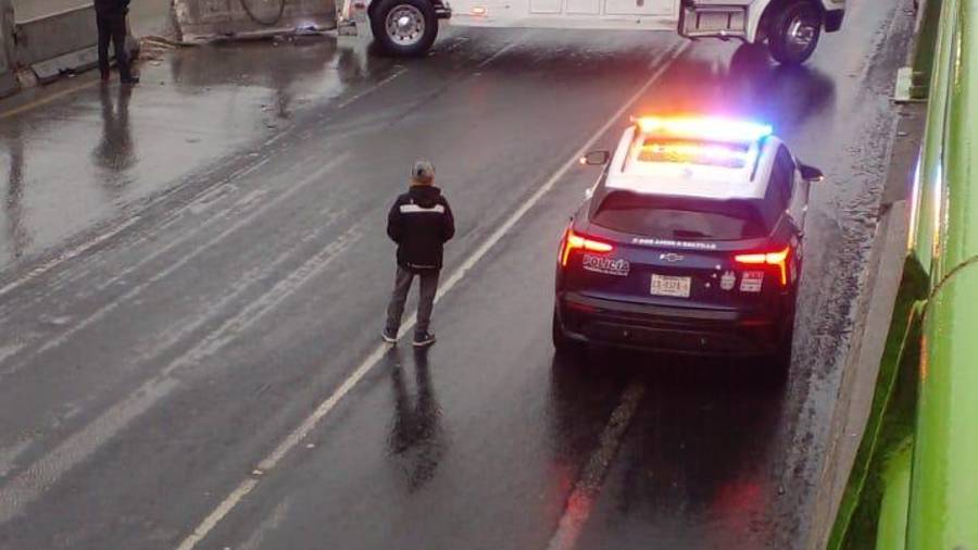 Cuatro vehículos se vieron involucrados en el choque múltiple registrado en el deprimido del Periférico LEA.
