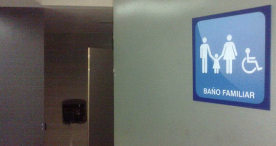 Centros comerciales, restaurantes, parques y salones de eventos estarán obligados a instalar al menos un sanitario familiar/accesible.