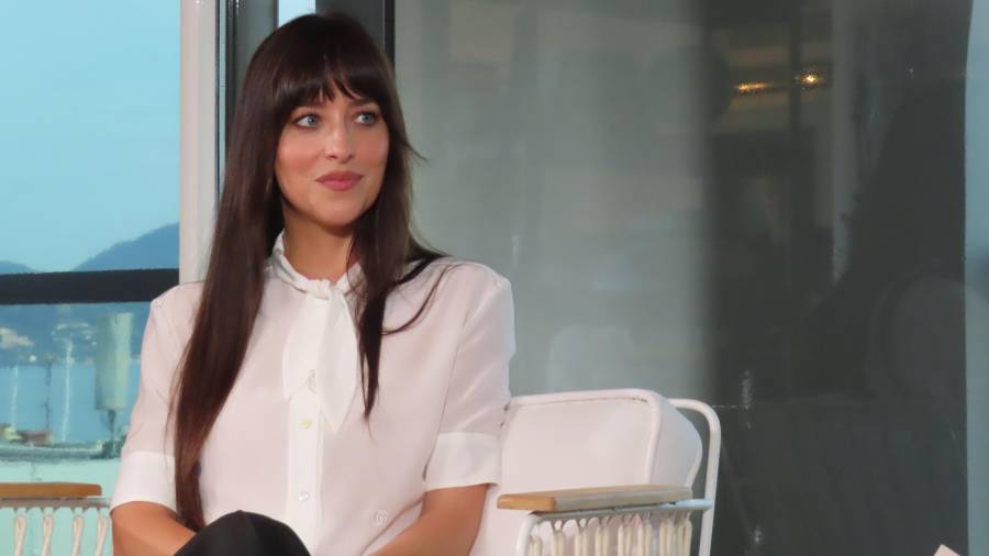 ‘No permitimos ningún idiota’: Dakota Johnson habla sobre su productora Tea Time