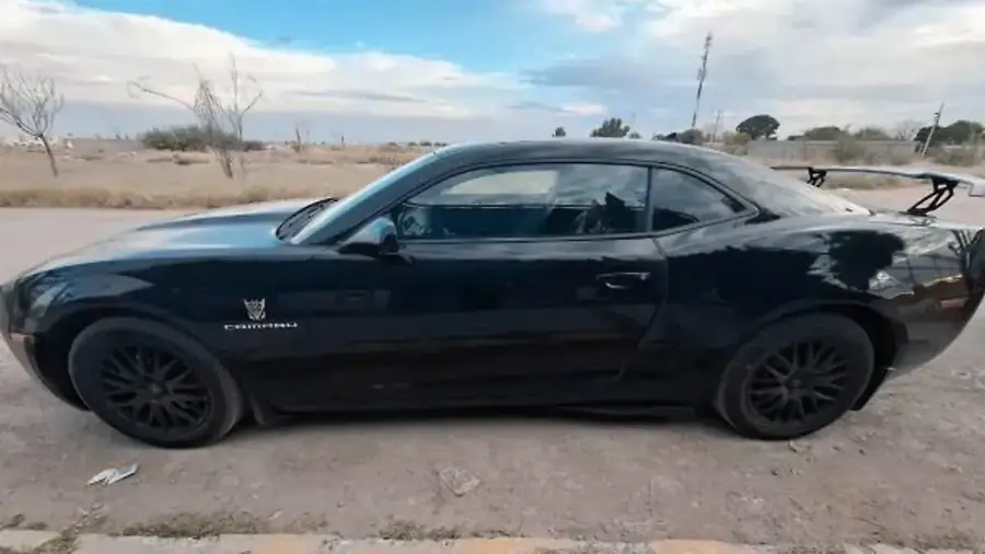El Camaro negro fue trasladado a las instalaciones ministeriales para continuar la investigación.