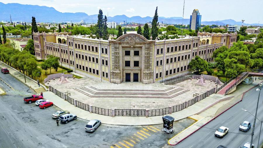 Personal administrativo del Instituto Tecnológico de Saltillo colocó una manta en las instalaciones para manifestar la suspensión del pago correspondiente a la última quincena de noviembre.