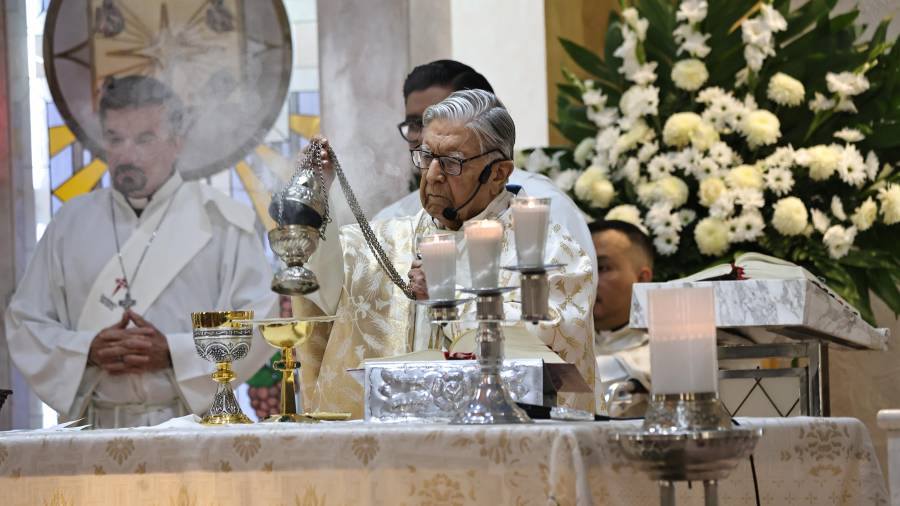 Monseñor Humberto González Galindo celebró 74 años de sacerdocio acompañado de familiares, sacerdotes, religiosas y feligreses en el templo del Padre Nuestro.