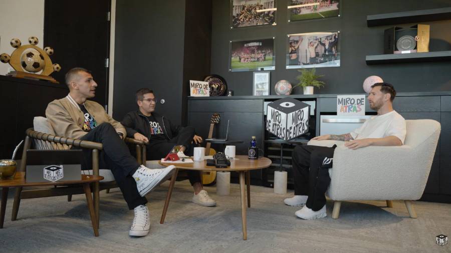 Durante la charla, ambos futbolistas abordaron su experiencia en torneos internacionales.
