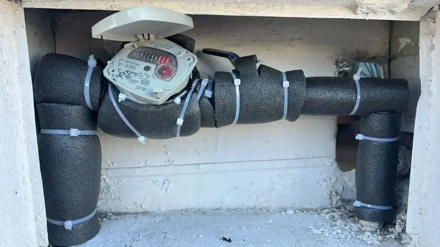 El aislamiento adecuado de tuberías ayuda a prevenir rupturas por bajas temperaturas.