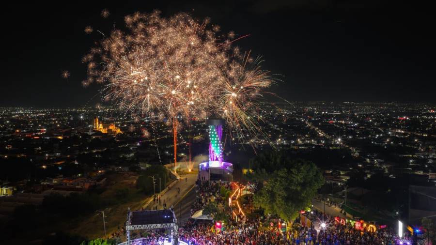El espectáculo de fuegos artificiales marcó uno de los momentos más esperados de la celebración por los 449 años de Saltillo.