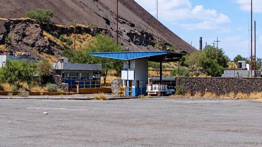 Extrabajadores de AHMSA mantienen vigilancia en los accesos de la acerera ante el ingreso de vehículos externos a las instalaciones.