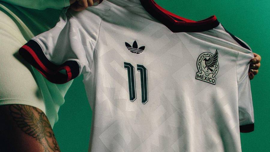 México presentó su nuevo uniforme de visitante para el Mundial 2026, una camiseta blanca con detalles en verde y rojo que acompañará al Tri en la Copa del Mundo que se jugará en México, Estados Unidos y Canadá.