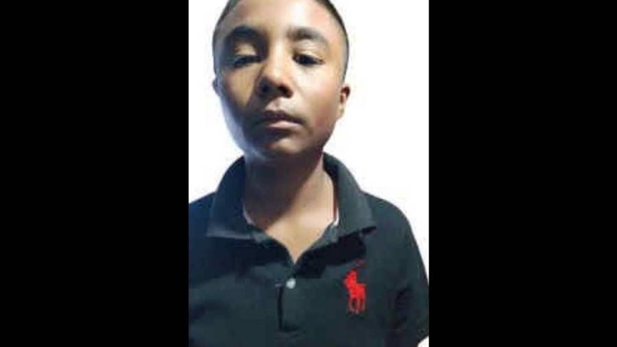 Entre las señas particulares del menor destaca una cicatriz en la frente, además de que al momento de su desaparición vestía pantalón de mezclilla negro, playera negra con letras blancas, tenis o zapatos negros y una gorra roja.