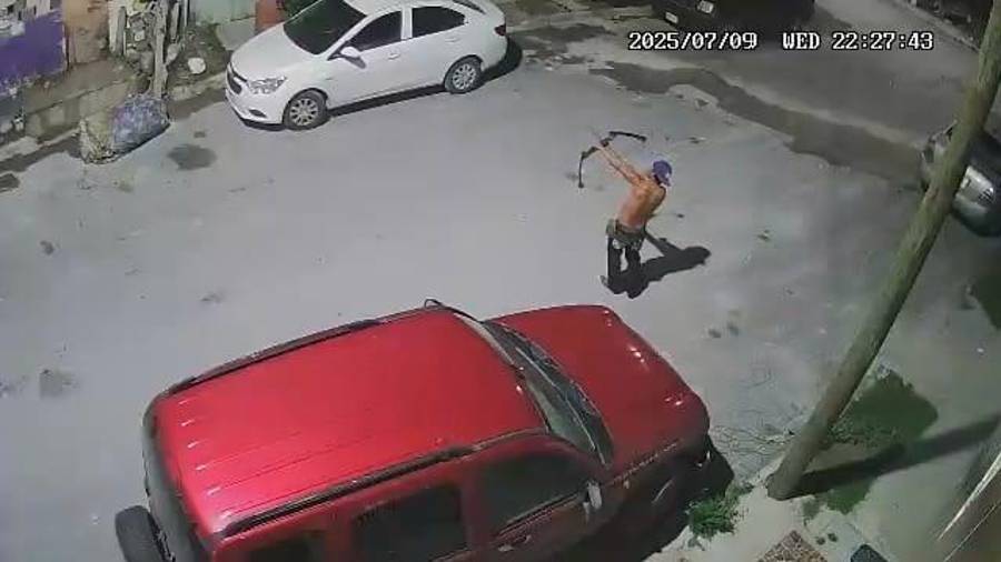 Cámaras de vigilancia captaron a un hombre portando un arco en calles de Nuevo Mirasierra.