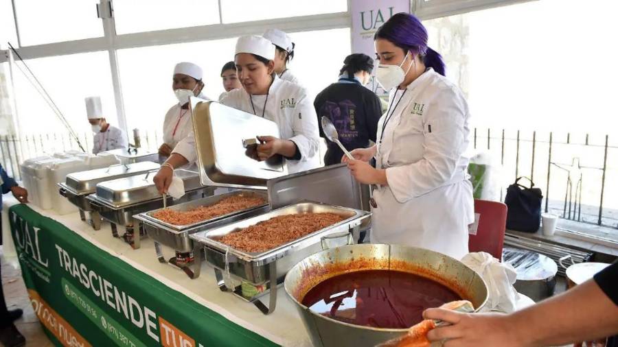 Voluntarios universitarios organizaran la distribución de 2 mil 500 porciones familiares con pan francés donado por CANAINPA Laguna.