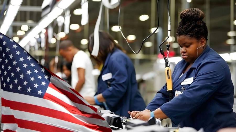 El empleo de “cuello azul” en Estados Unidos concentra el grueso de la generación de trabajos en la economía, superando al empleo de “cuello blanco”.