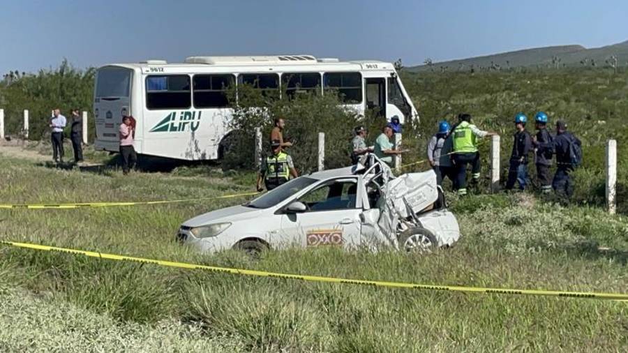 El vehículo de Oxxo recibió el impacto en la parte trasera y terminó fuera del camino.