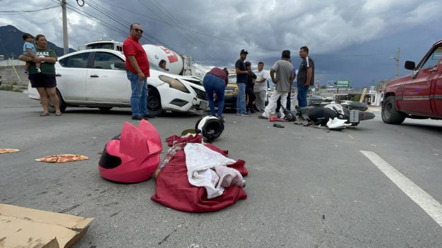 Compañeros del conductor del vehículo de plataforma acudieron al sitio para atender la situación.
