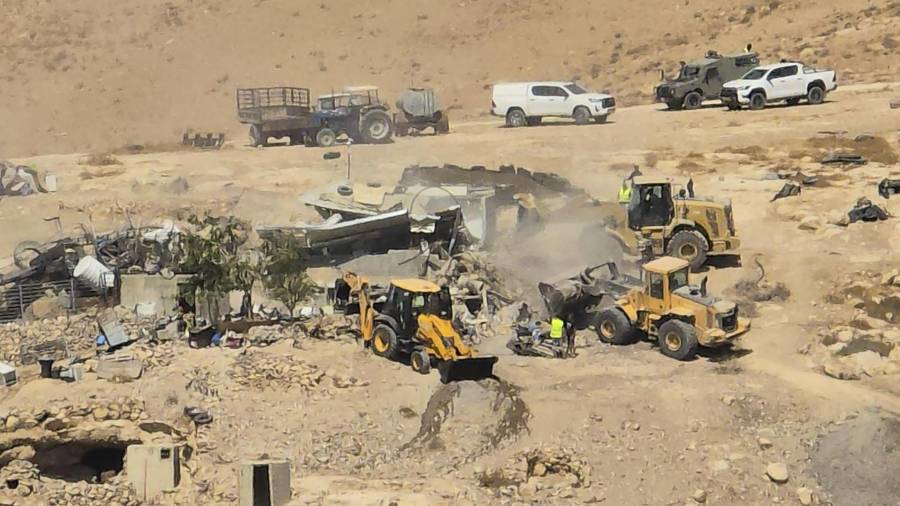 B’Tselem informó de que fuerzas israelíes irrumpieron durante la madrugada en la comunidad de Jírbet at Taban y demolieron la totalidad de la aldea.