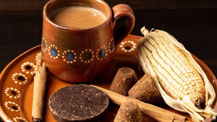 Servido tradicionalmente en recipientes de barro, el champurrado combina masa de maíz nixtamalizado, piloncillo y canela para brindar energía de liberación lenta.