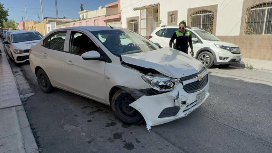 Elementos de la Policía Municipal acudieron al cruce de La Llave y Alejandro Humboldt para tomar conocimiento del accidente.