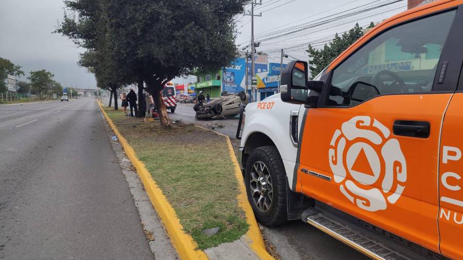 Termina policontundido al volcar su auto tras celebración de Navidad, en NL