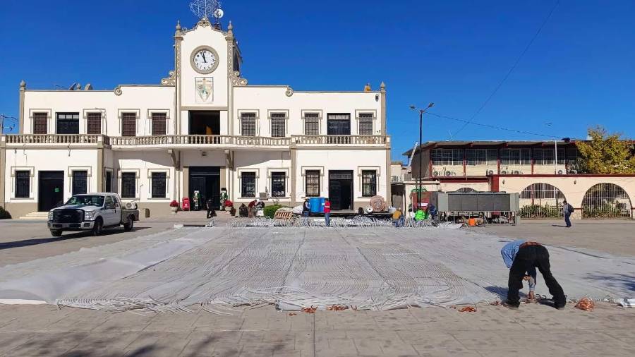 La instalación de la pista de hielo se ha convertido en un punto de debate público, al confrontar el gasto destinado al entretenimiento con la atención a otras necesidades.