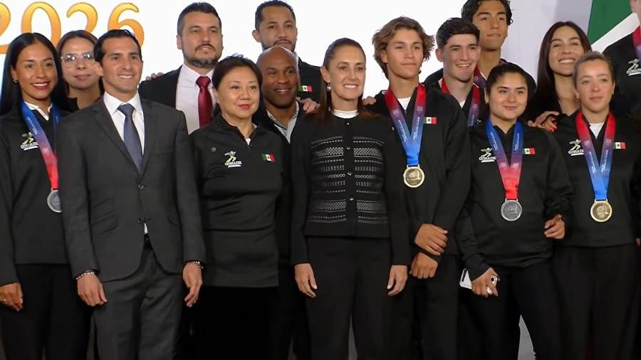 La presidenta Claudia Sheinbaum instruyó a la Conade entregar estímulos económicos por cada medalla obtenida en los Juegos Centroamericanos y anunció un aumento en las becas para deportistas.
