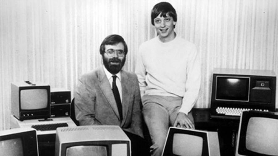 Los cofundadores de Microsoft Bill Gates (d) y Paul Allen rodeados de computadoras en el año 1975. Microsoft cumple 50 años este viernes.