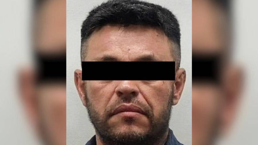 Francisco “N”, de 46 años, fue notificado de una orden de aprehensión por su presunta participación en el abandono de dos cadáveres en un auto.