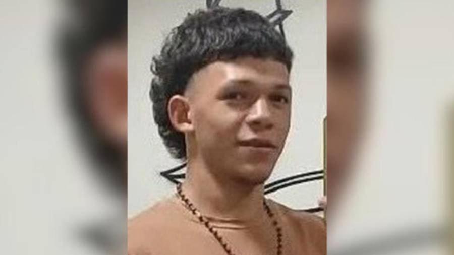 El menor, originario de Honduras, cuenta con diversas señas particulares que podrían facilitar su identificación, entre ellas cicatrices y una quemadura en la mano derecha.