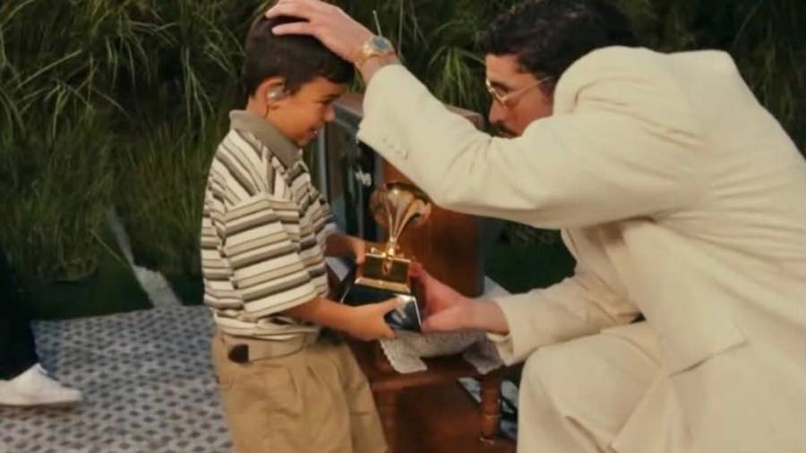En una parte del espectáculo se ve a Bad Bunny entregar el trofeo Grammy a un niño que aparece sentado con sus padres observando la premiación.