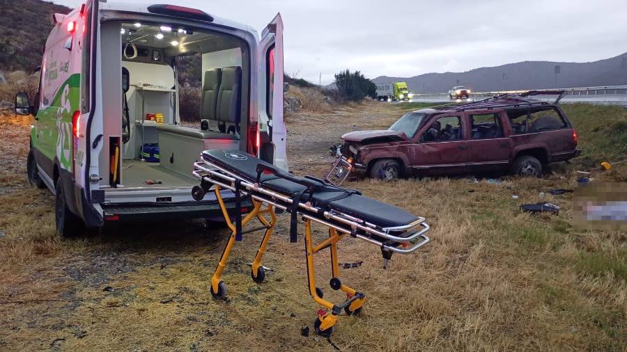 La camioneta terminó volcada fuera de la carretera federal 57, a la altura del ejido Puerto México.