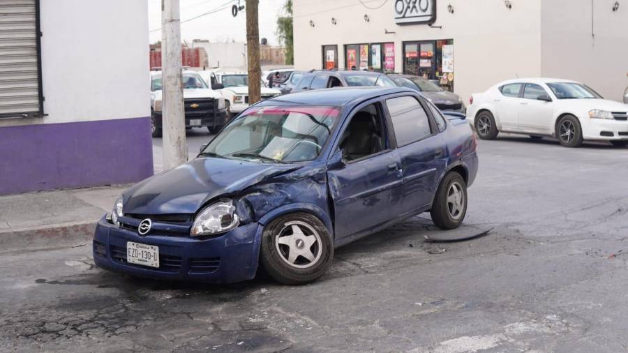 El auto tuvo que ser remolcado por una grúa.