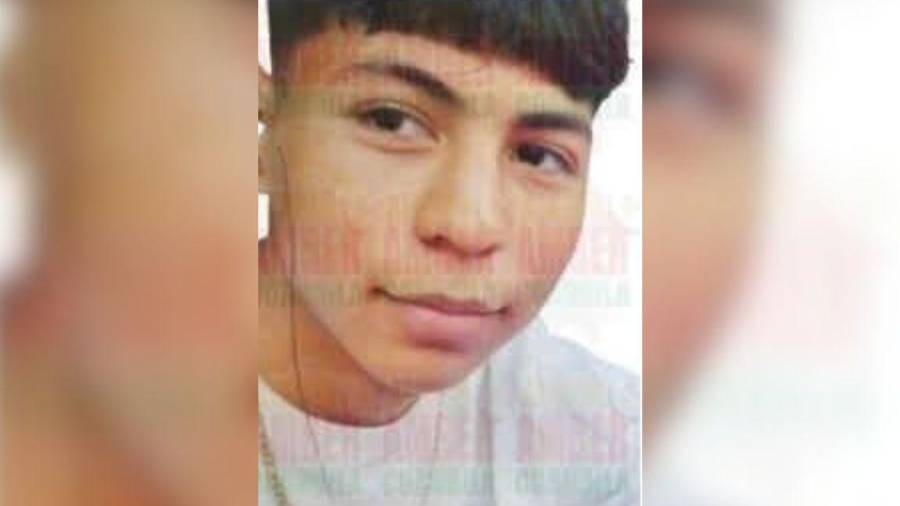 El adolescente cuenta con un tatuaje de una calavera en la mano izquierda.