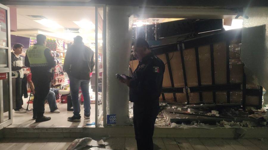 El hombre impactó la camioneta que conducía contra una tienda de conveniencia y lesionó a una empleada