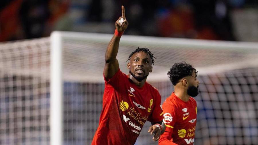 Julián Quiñones celebrando uno de sus goles en la victoria del Al-Qadisiyah 2-1 sobre el Al-Ittihad en la liga de Arabia Saudita.