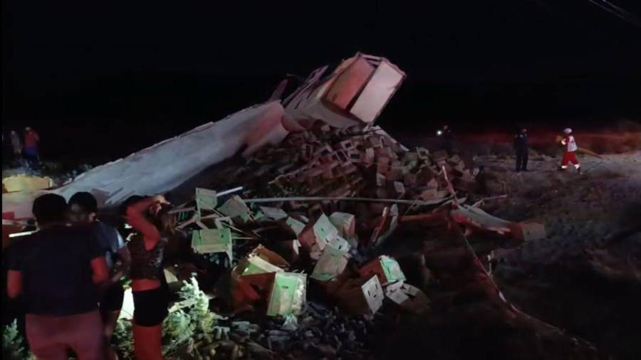 La caja del tráiler quedó destrozada y la carga terminó dispersa sobre el terreno.