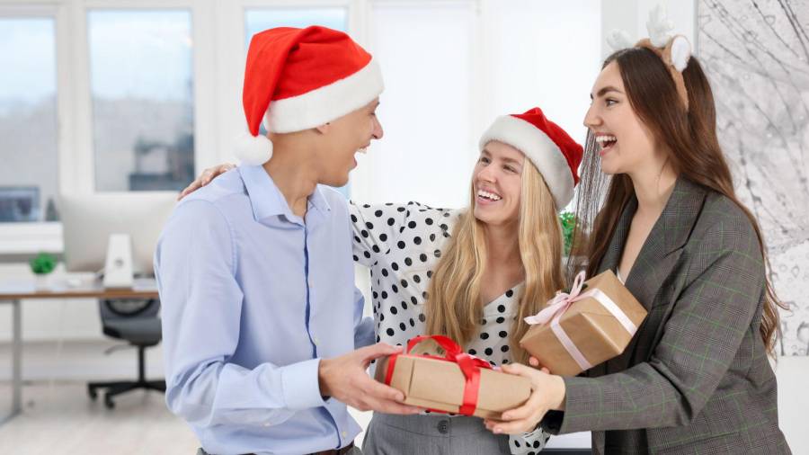 La Navidad es una temporada en la que muchas personas aprovechan para expresar su cariño y buenos deseos con pequeños detalles, aunque no haya una relación necesariamente cercana.