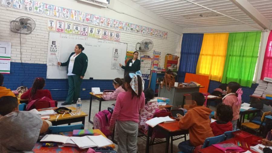 Personal del IMSS realizó valoraciones de salud visual, bucal, peso y talla a estudiantes de primaria en Coahuila.
