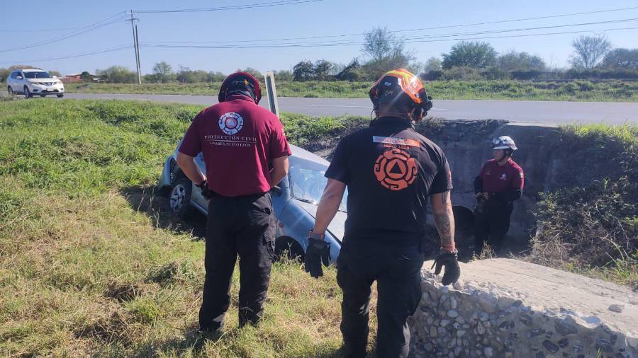 Conductor se sale del camino y termina en paso de agua, en Linares NL