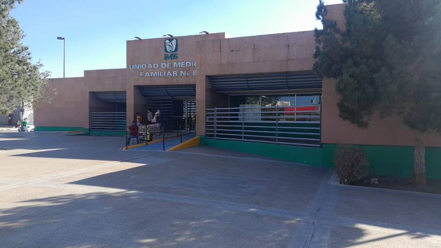 Elementos de la Policía Municipal y agentes de la Agencia de Investigación Criminal acudieron a tomar conocimiento de los hechos luego de que el lesionado ingresara de emergencia a una clínica del IMSS.