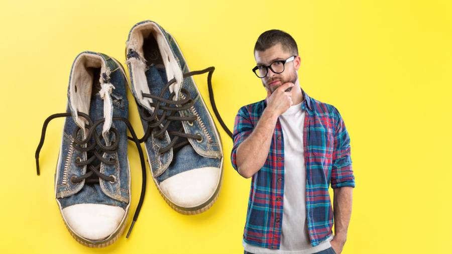 Usa el método que prefieras en pequeñas cantidades y evita productos químicos agresivos, ya que pueden dañar tu calzado