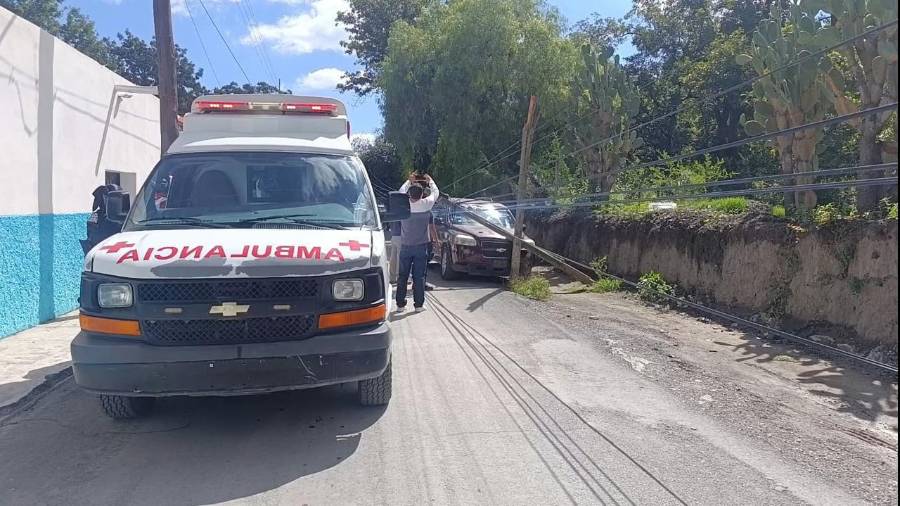 La camioneta Chevrolet terminó impactada contra un poste de madera que quedó parcialmente derribado.