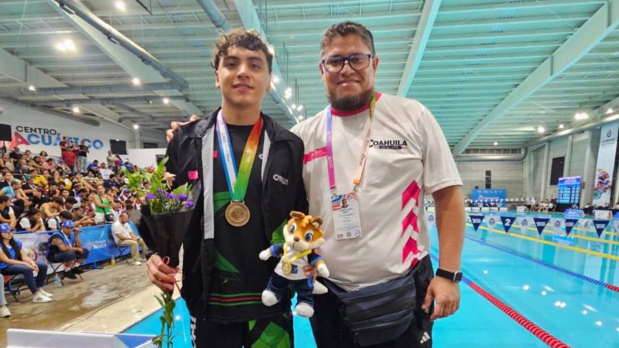 El oro de Justin Alan Carrillo Cortez llegó en una de las pruebas más exigentes de la natación, los 200 metros mariposa, estilo que combina resistencia, potencia y técnica durante toda la competencia.