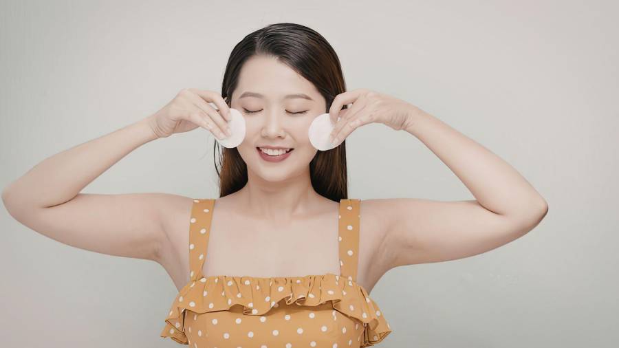 Lejos de ser un paso secundario, la limpieza facial es clave para la salud de la piel.